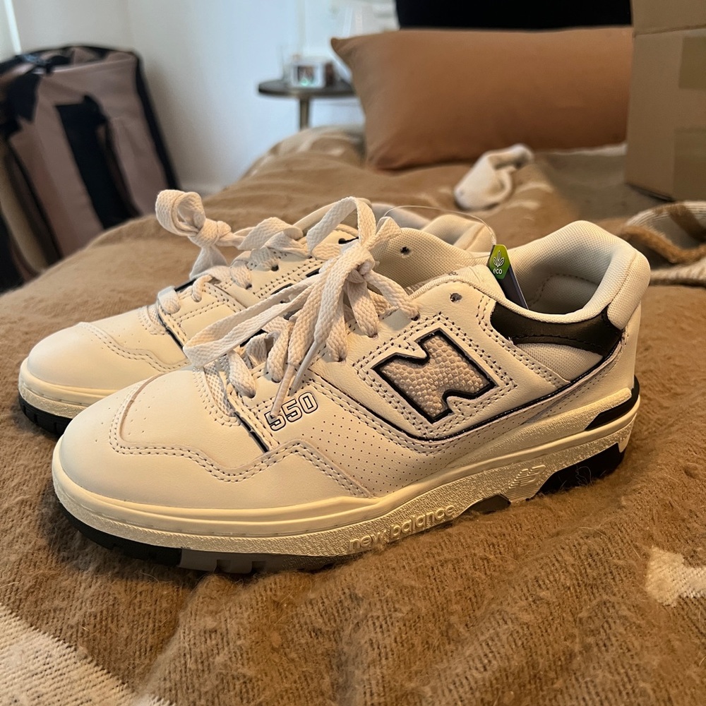 nwt New Balance 550 sea salt & black size M5/W6.5
